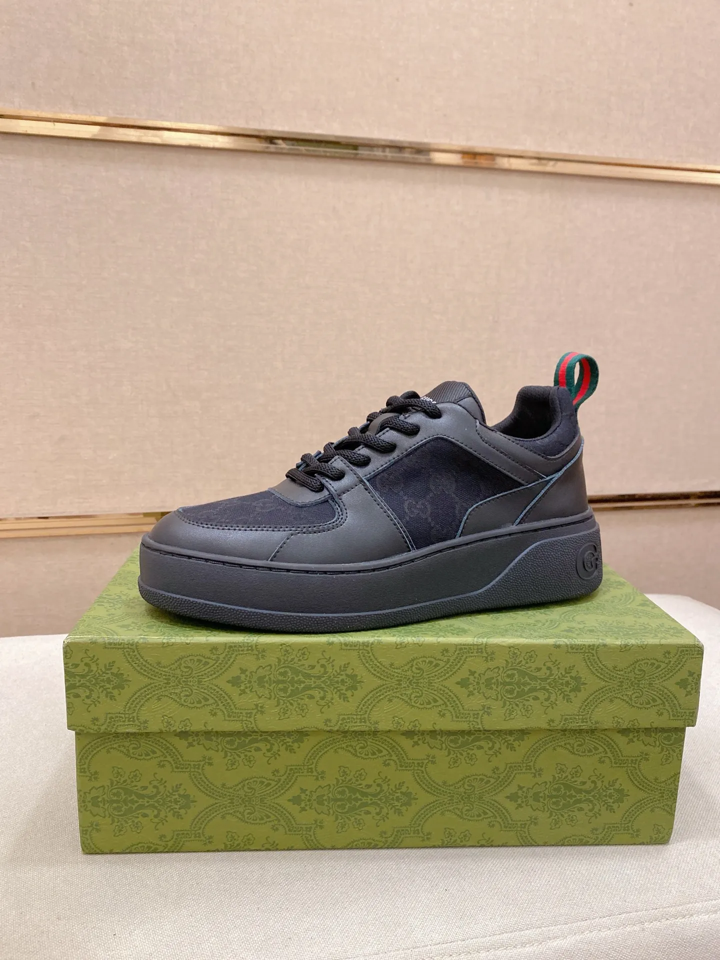 Men's clothing and shoes💰:420💰 (GUCCI) The latest model from the official website🎁🎁Casual and fashionable men's shoes👟, hot style💥The version is simple and elegant, exclusive for trendy men. The unique latest brand elements from the official website👑Original Gucci decoration, fashionable and generous, the fabric is original cowhide ✅Mesh breathable lining, the official website specifies wear-resistant casual outsole, the classic model is taken in kind at the counter🎬38-44 (can be customized for 45 non-refundable)